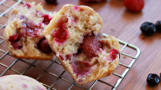 Lemon Berry Muffins #lemon #berry #muffins #tableforsevenblog
