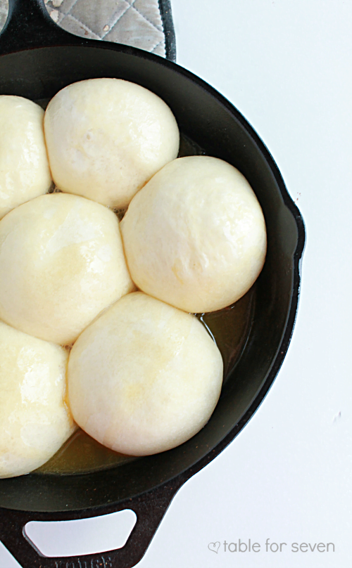 Honey Butter Dinner Rolls #dinnerrolls #honey #butter #rolls #bread #tableforsevenblog 