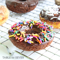 Cake Mix Doughnuts #cakemix #doughnuts #donuts #tableforsevenblog