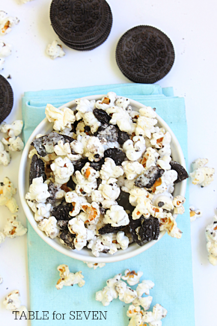 Cookies and Cream Popcorn #popcorn #oreocookies #tableforsevenblog #cookiesandcream #snack 