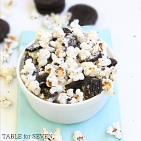 Cookies and Cream Popcorn #popcorn #oreocookies #tableforsevenblog #cookiesandcream #snack