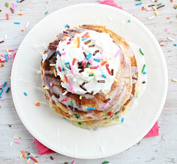 Sprinkle Cake Pancakes #tableforsevenblog #pancakes #sprinkle #cakebatter #cakemix #breakfast 