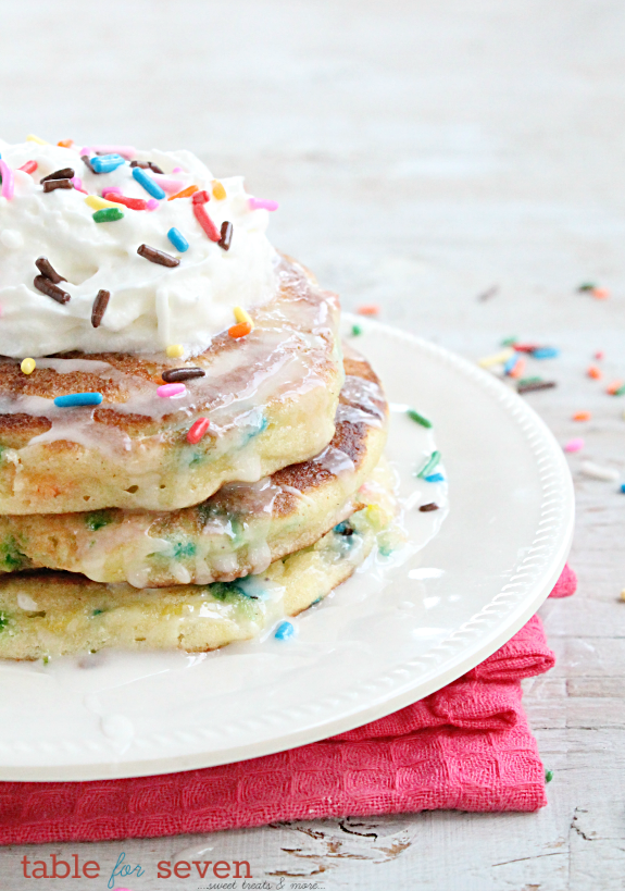 Sprinkle Cake Pancakes #tableforsevenblog #pancakes #sprinkle #cakebatter #cakemix #breakfast 