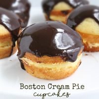 Boston Cream Pie Cupcakes #cupcakes #bostoncreampie #tableforsevenblog @tableforseven