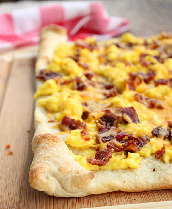 Breakfast Pizza @tableforseven #tableforsevenblog #breakfast #pizza #eggs #cheese #bacon 