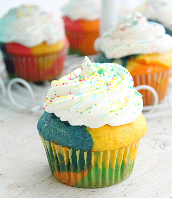 Rainbow Cupcakes @tableforseven #tableforsevenblog #rainbow #cupcakes #dessert