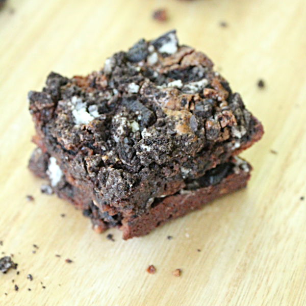 Fudgy One Bowl Oreo Brownies #brownies #oreos #chocolate #dessert #tableforsevenblog 