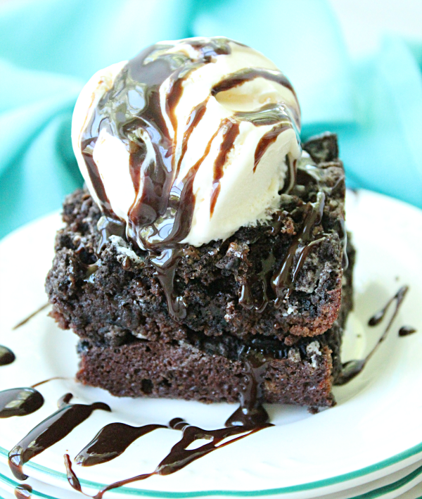 Fudgy One Bowl Oreo Brownies #brownies #oreos #chocolate #dessert #tableforsevenblog 