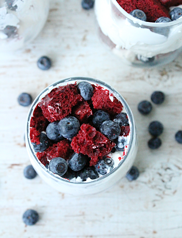 Red Velvet Blueberry Parfaits @tableforseven #tableforsevenblog #blueberry #redvelvet #parfaits 