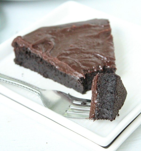 Flourless Chocolate Cake #flourless #chocolate #cake #chocolatecake #tableforsevenblog #dessert 