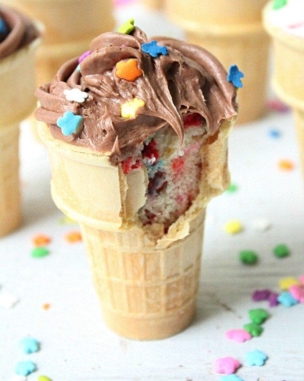 Ice Cream Cone Cupcakes #cupcakes #icecreamcones #dessert #cakemix #tableforsevenblog 