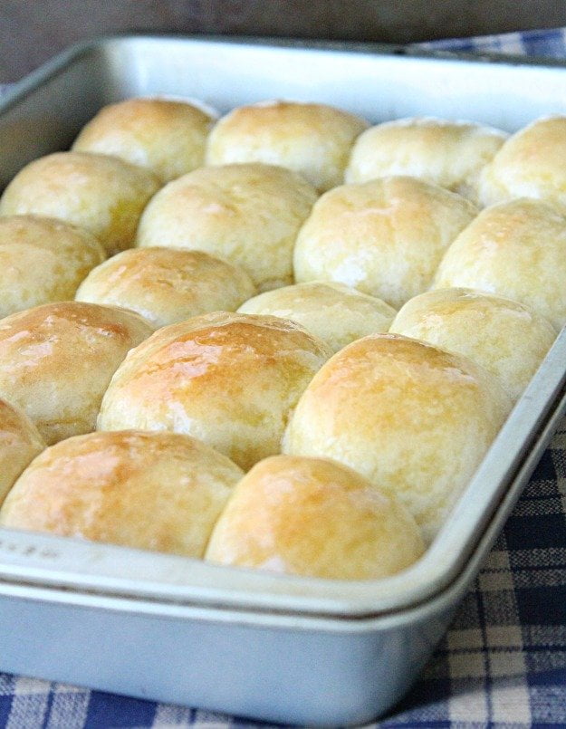 One Hour Dinner Rolls #dinnerolls #bread #tableforsevenblog 