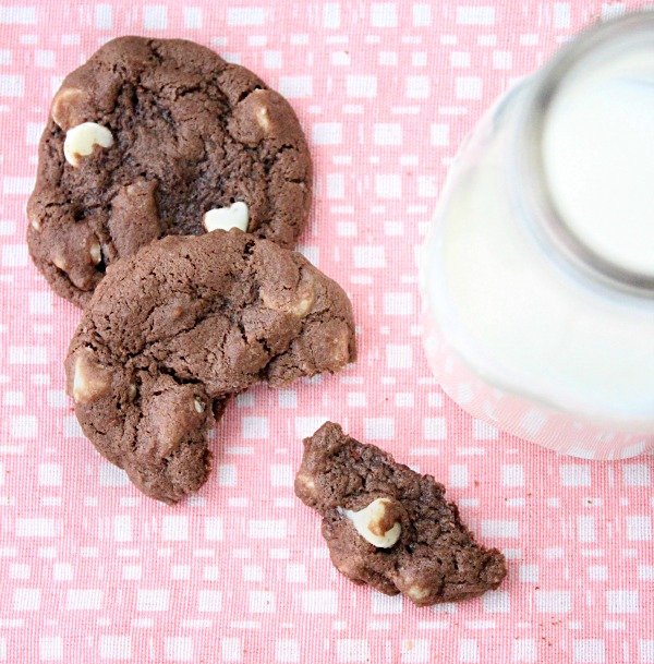 Chewy Chocolate Cookies #tableforsevenblog @tableforseven #chocolate #cookies #chocolatecookies #dessert 