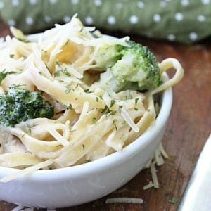 Instant Pot Chicken Fettuccine Alfredo with Broccoli #instantpot #chicken #fettuccine #alfredo #broccoli #pressurecooker #tableforsevenblog @tableforseve