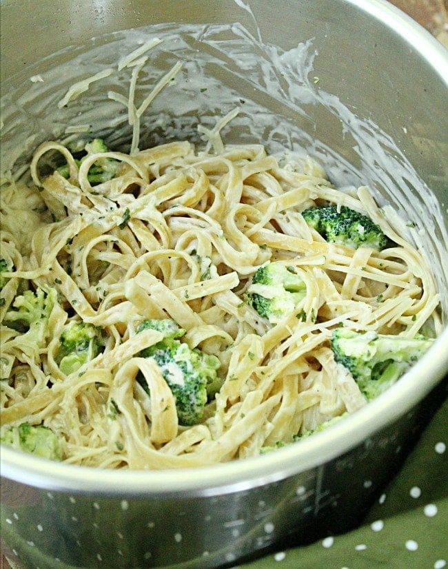 Instant Pot Chicken Fettuccine Alfredo with Broccoli #instantpot #chicken #fettuccine #alfredo #broccoli #pressurecooker #tableforsevenblog @tableforseven 