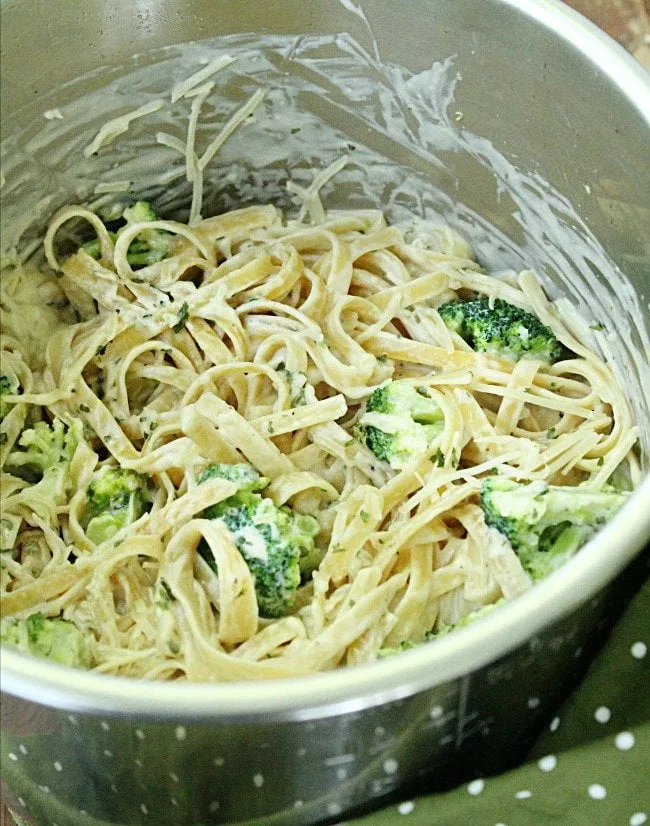 Instant Pot Chicken Fettuccine Alfredo with Broccoli #instantpot #chicken #fettuccine #alfredo #broccoli #pressurecooker #tableforsevenblog @tableforseven 