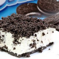 Easy Frozen Oreo Dessert from @sweetspicykitch #oreocookies #dessert #frozen #recipe #chocolate