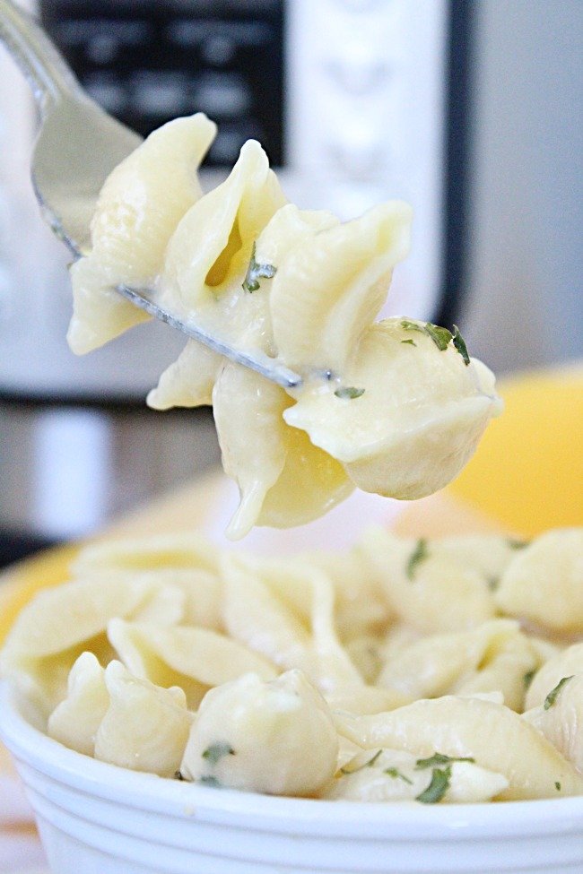 Instant Pot Mac n Cheese @tableforseven #macncheese #pasta #tableforsevenblog #dinner #macaroni #instantpot #pressurecooker