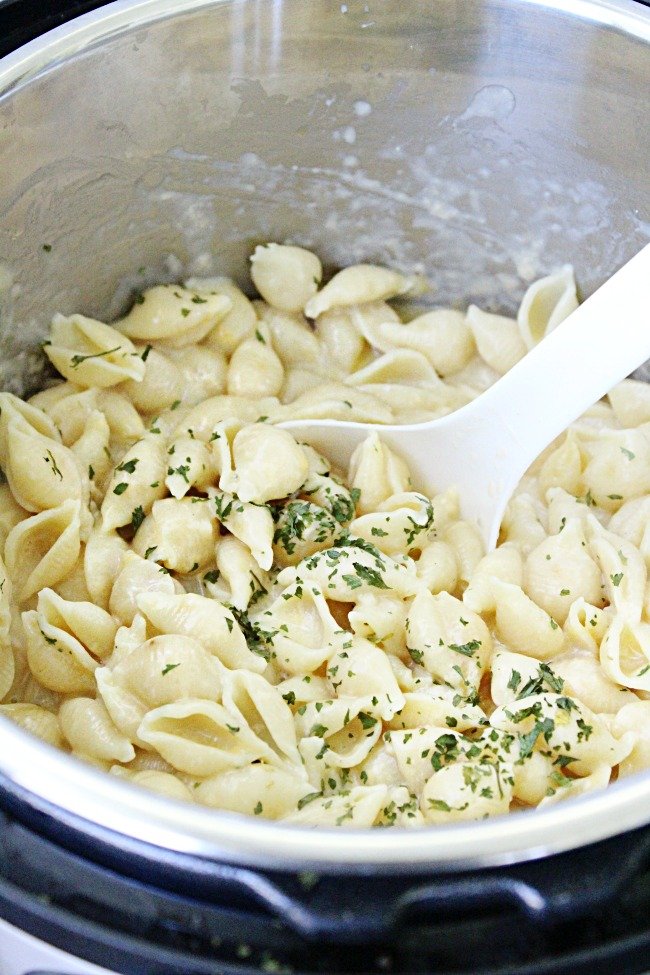 Instant Pot Mac n Cheese @tableforseven #macncheese #pasta #tableforsevenblog #dinner #macaroni #instantpot #pressurecooker 