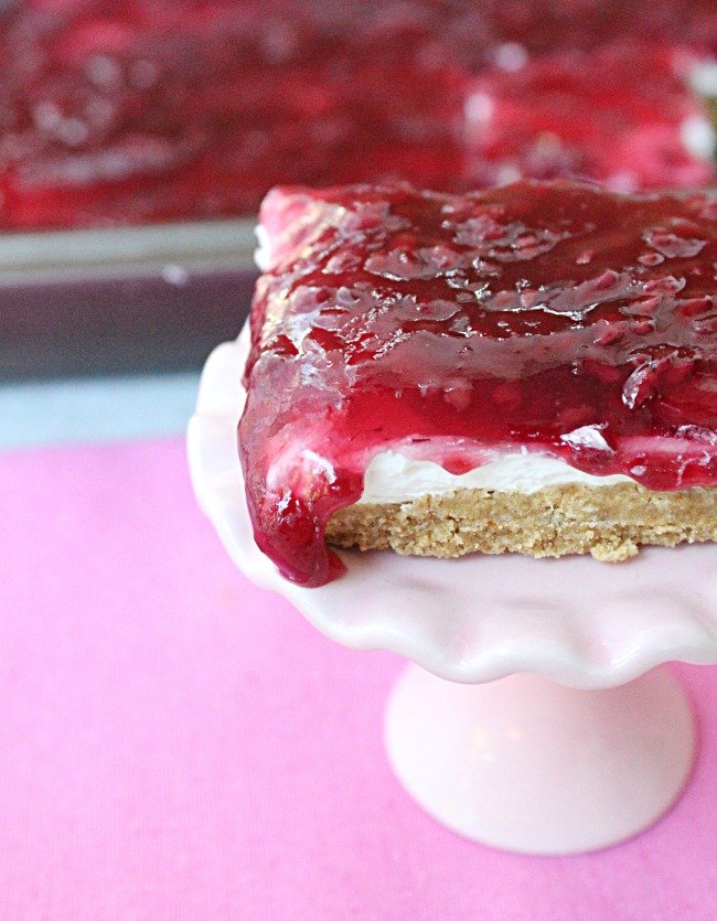 No Bake Raspberry Cheesecake Bars @tableforseven #tableforsevenblog #raspberry #cheesecake #dessert #nobakedessert 