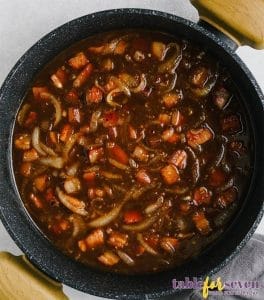 Bacon jam adding vinegar