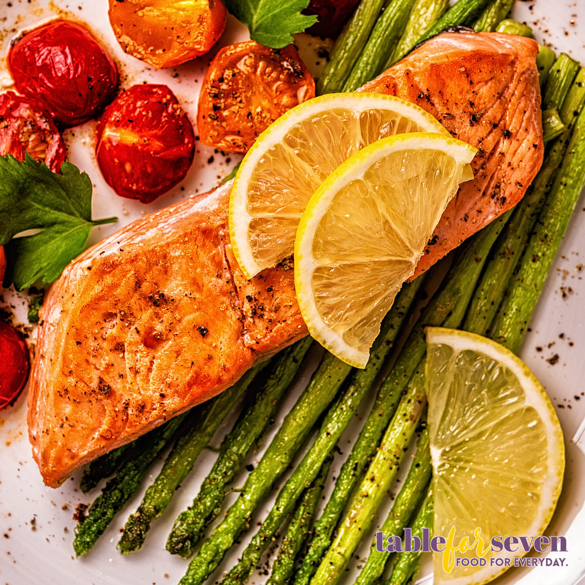 Salmon with asparagus and tomatoes