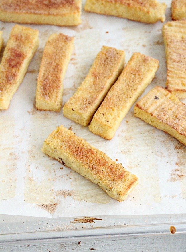 Baked French Toast Sticks #frenchtoast #frenchtoaststicks #breakfast #tableforsevenblog #fingerfood #kidfriendly 