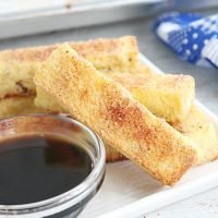 Baked French Toast Sticks #frenchtoast #frenchtoaststicks #breakfast #tableforsevenblog #fingerfood #kidfriendly
