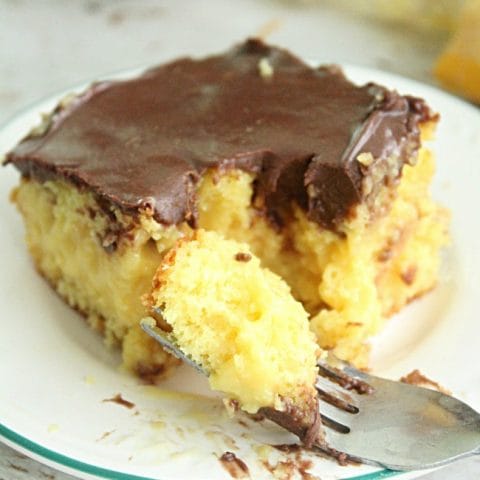 Boston Cream Pie Poke Cake #cake #bostoncreampie #pokecake #chocolatefrosting