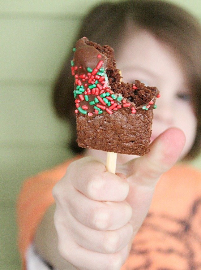 Brownie Pops #brownies #pops #funfood #chocolate #dessert #tableforsevenblog