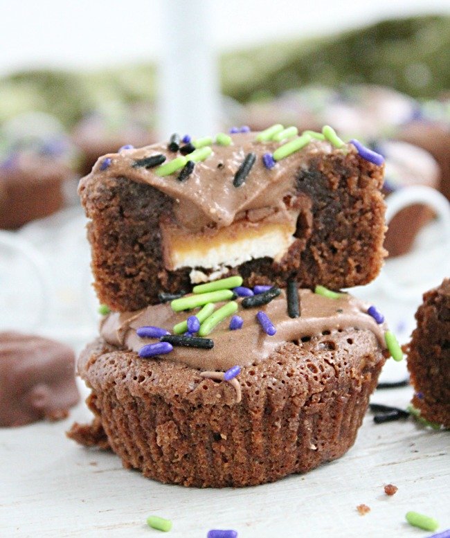 Candy Stuffed Brownie Cupcakes #tableforsevenblog #brownie #chocolate #cupcakes #brownies #dessert #candybar 