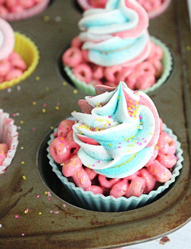 Cereal Cupcakes- Table for Seven #cerealtreats #marshmallow #mearshmallowtreats #tableforsevenblog #nobake #cupcakes #dessert