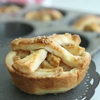 Mini Apple Pies | Table for Seven #applepie #apple #pie #mini #dessert