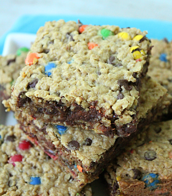 Monster Cookie Bars #monstercookies #cookiebars #dessert 