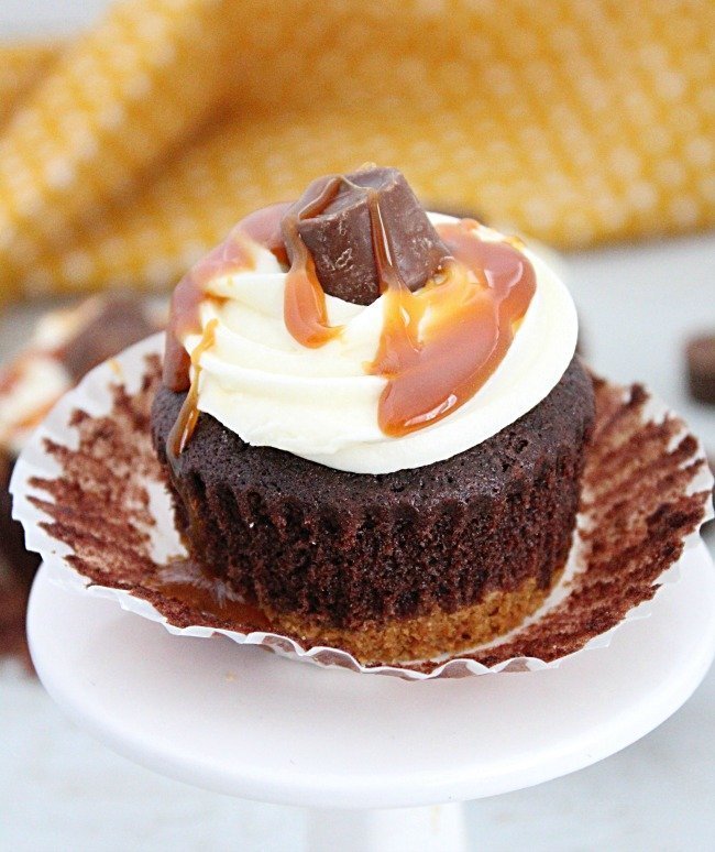 Rolo Cupcakes #rolocandies #cupcakes #chocolate #dessert #caramel #tableforsevenblog 