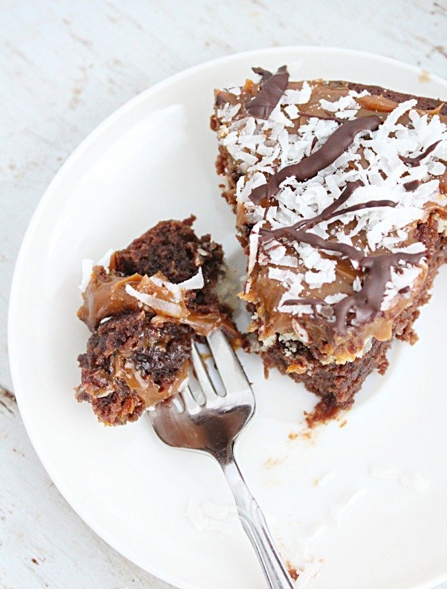 Samoa Brownie Pie #samoacookies #brownie #pie #chocolate #tableforsevenblog #dessert #girlscoutcookies 