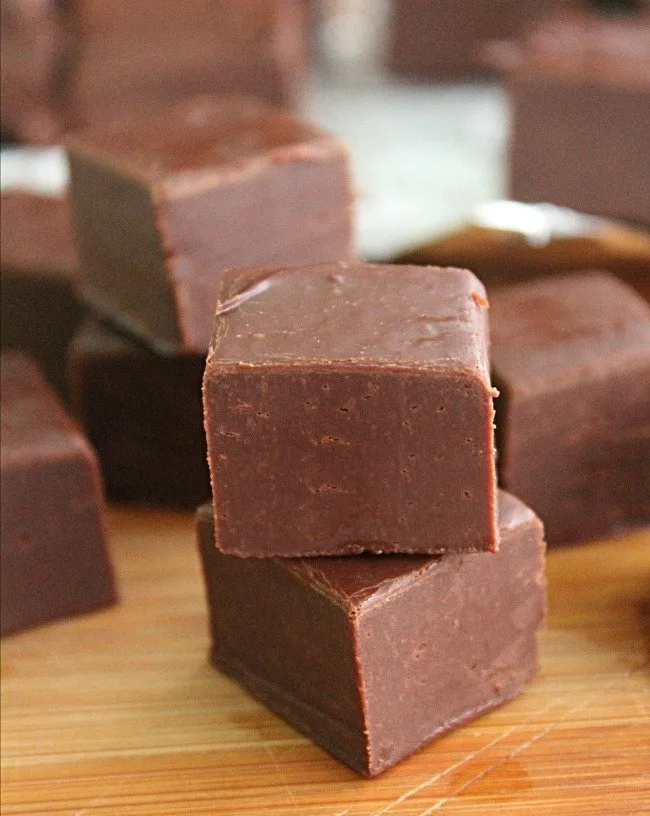Two Ingredients Chocolate Fudge #fudge #chocolate #twoingredients #nobaking #nobake #tableforsevenblog
